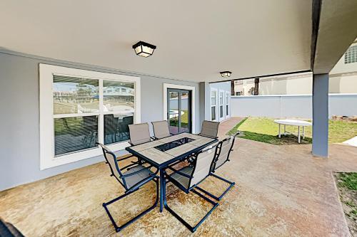 Canal-front Getaway - Pool - Walk To Beach, Dining Home
