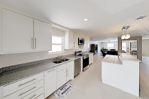 Canal-front Getaway - Pool - Walk To Beach, Dining Home