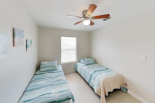 Canal-front Getaway - Pool - Walk To Beach, Dining Home