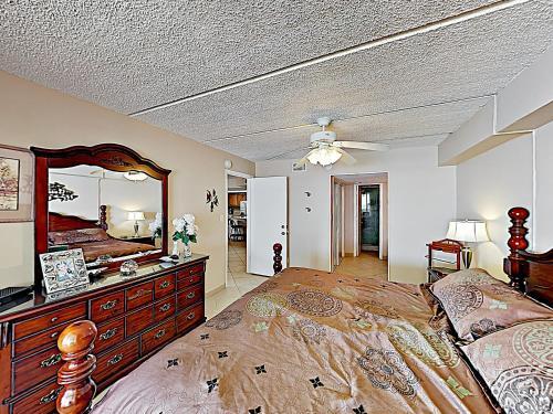 Apartamento New Listing! Stunning Corner Unit With Gym & Pools Condo