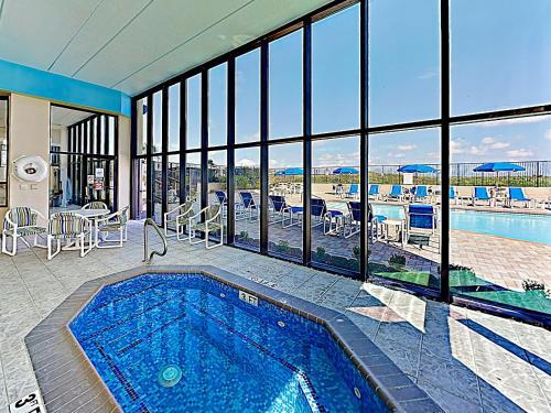 Apartamento New Listing! Stunning Corner Unit With Gym & Pools Condo