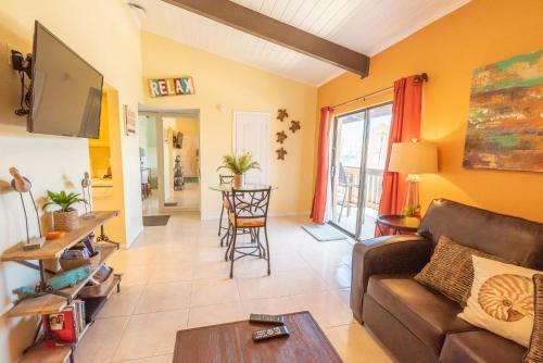 Cozy Condo At The Tiki Complex With Private Beach Access