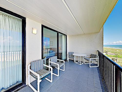 Apartamento New Listing! Beachfront Getaway With Epic Gulf Views Condo