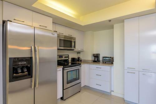 Oceanview Jewel For Large Families! Beachfront Resort, Shared Pools & Jacuzzi