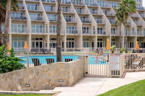 Blue View Beauty! Beachfront Resort, Shared Pools & Jacuzzi