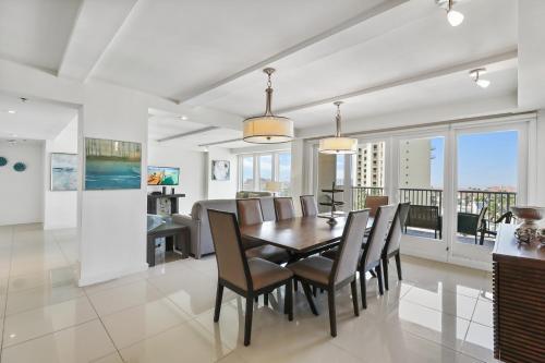 Blue View Beauty! Beachfront Resort, Shared Pools & Jacuzzi