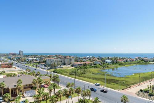 Panoramic Bayview! Spacious 10th Floor Condo Beachfront Resort, Shared Pools & Jacuzzi Pet Friendly