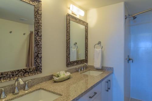 Panoramic Bayview! Spacious 10th Floor Condo Beachfront Resort, Shared Pools & Jacuzzi Pet Friendly