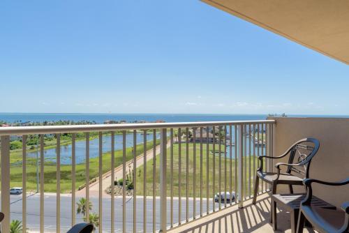 Panoramic Bayview! Spacious 10th Floor Condo Beachfront Resort, Shared Pools & Jacuzzi Pet Friendly