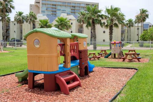 Panoramic Bayview! Spacious 10th Floor Condo Beachfront Resort, Shared Pools & Jacuzzi Pet Friendly