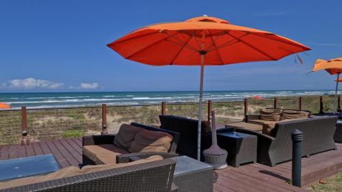 Panoramic Bayview! Spacious 10th Floor Condo Beachfront Resort, Shared Pools & Jacuzzi Pet Friendly