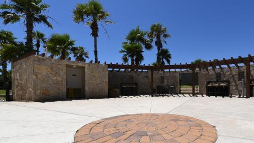 Panoramic Bayview! Spacious 10th Floor Condo Beachfront Resort, Shared Pools & Jacuzzi Pet Friendly