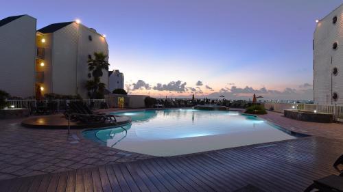 Panoramic Bayview! Spacious 10th Floor Condo Beachfront Resort, Shared Pools & Jacuzzi Pet Friendly