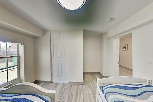2-unit Beach Hideaway With Private Yard & 2 Kitchens Home