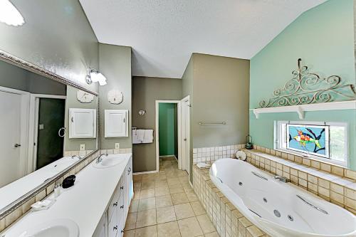 Walk To Beach - Beautiful Private Home Home