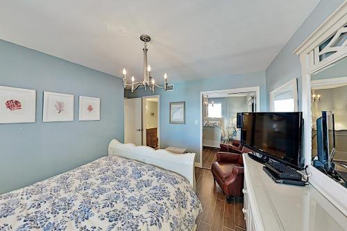 Apartamento New Listing! Beachfront Paradise With Pools & Gym Condo