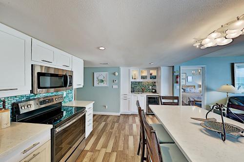 Apartamento New Listing! Beachfront Paradise With Pools & Gym Condo