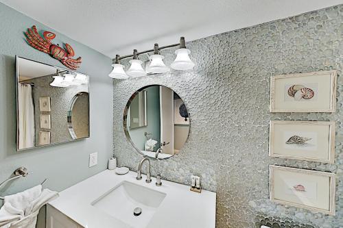 Apartamento New Listing! Beachfront Paradise With Pools & Gym Condo