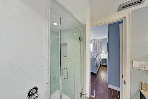 Apartamento New Listing! Beachfront Paradise With Pools & Gym Condo