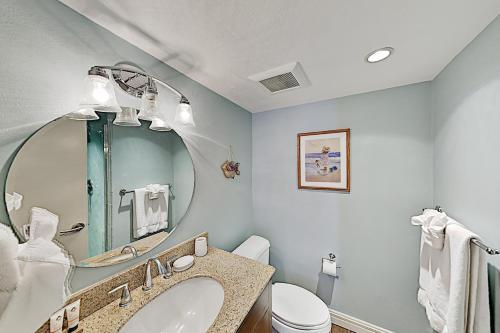 Apartamento New Listing! Beachfront Paradise With Pools & Gym Condo