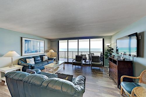 Apartamento New Listing! Beachfront Paradise With Pools & Gym Condo