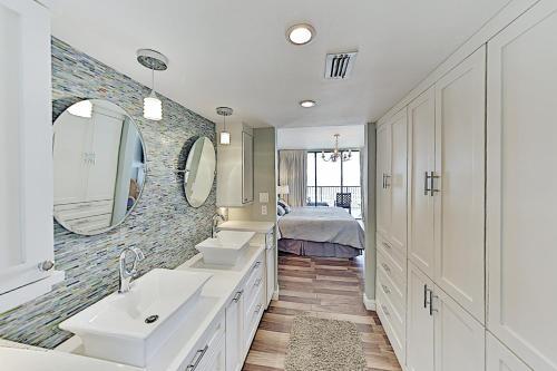 Apartamento New Listing! Beachfront Paradise With Pools & Gym Condo