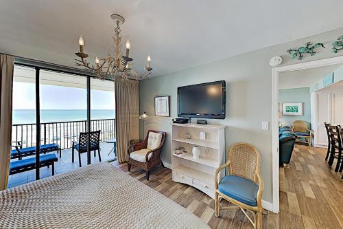 Apartamento New Listing! Beachfront Paradise With Pools & Gym Condo