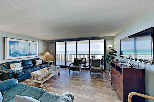 Apartamento New Listing! Beachfront Paradise With Pools & Gym Condo
