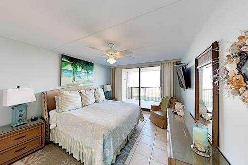 Apartamento New Listing! Quiet Beachfront Getaway With Gulf Views Condo