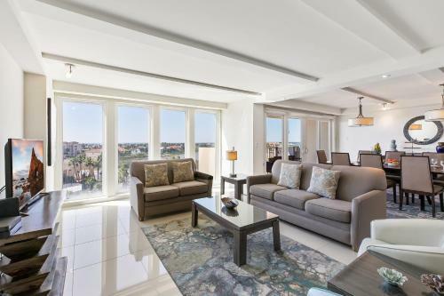 Stunning Bayview! Large Condo In Beachfront Resort With Shared Pools And Jacuzzi