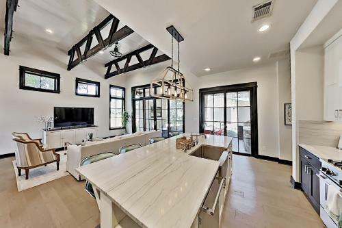 Luxury Home With Private Hot Tub & Outdoor Kitchen