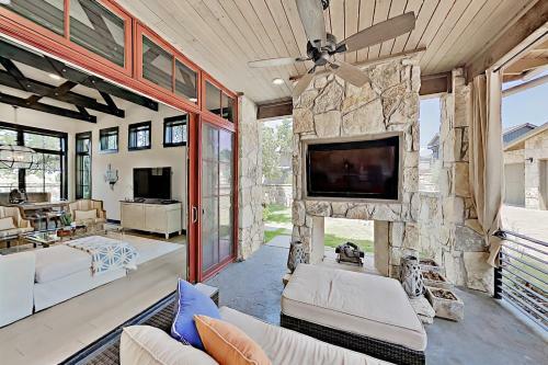 Luxury Home With Private Hot Tub & Outdoor Kitchen