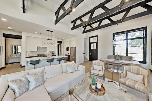 Luxury Home With Private Hot Tub & Outdoor Kitchen