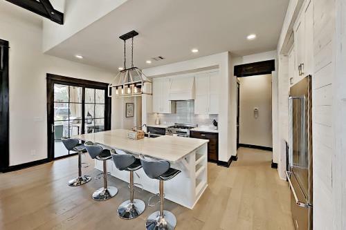 Luxury Home With Private Hot Tub & Outdoor Kitchen