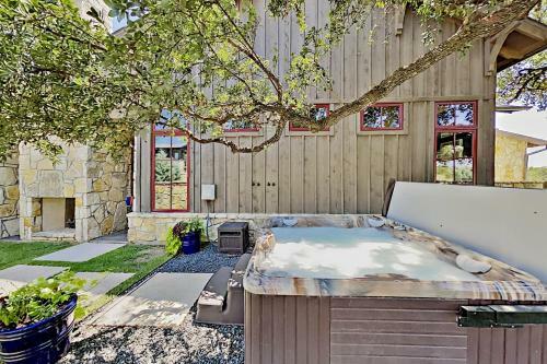 Luxury Home With Private Hot Tub & Outdoor Kitchen