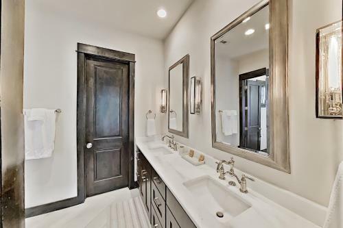 Luxury Home With Private Hot Tub & Outdoor Kitchen