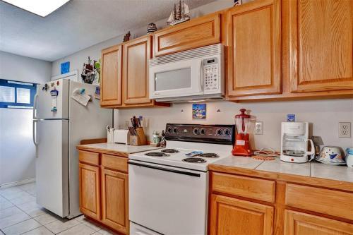 Beautiful Beach House With Sunset View And Large Deck!