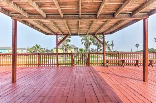 Surfside Beach Home With Large Deck, 1 Block To Beach