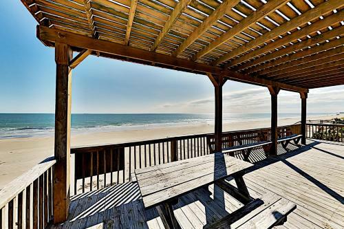 Beachfront Driftwood Dunes With Private Walkway Home