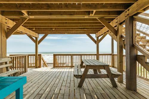 Unobstructed Oceanfront Sea Otter Unit 4 Beach Pad!