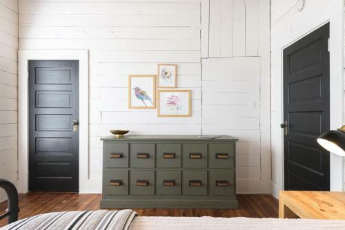 Restored 1930s Uptown Bungalow 2 Min. To Magnolia