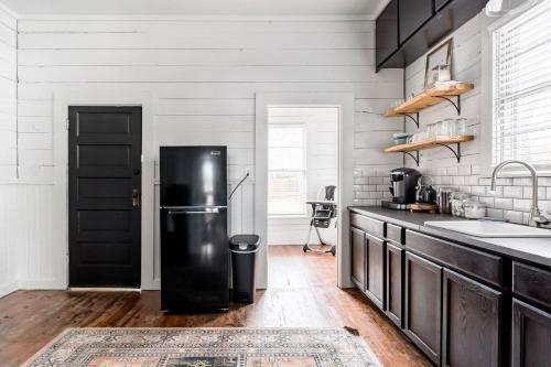 Restored 1930s Uptown Bungalow 2 Min. To Magnolia