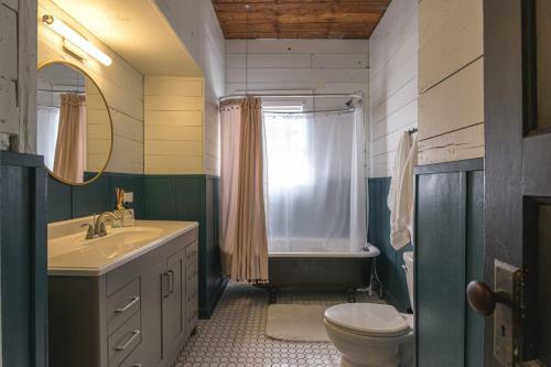 Restored 1930s Uptown Bungalow 2 Min. To Magnolia