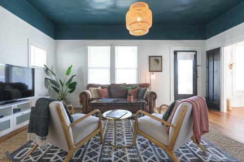 Restored 1930s Uptown Bungalow 2 Min. To Magnolia