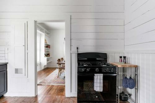 Restored 1930s Uptown Bungalow 2 Min. To Magnolia