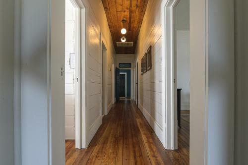 Restored 1930s Uptown Bungalow 2 Min. To Magnolia
