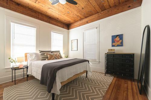 Restored 1930s Uptown Bungalow 2 Min. To Magnolia