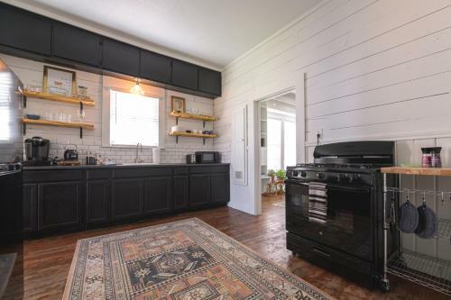 Restored 1930s Uptown Bungalow 2 Min. To Magnolia