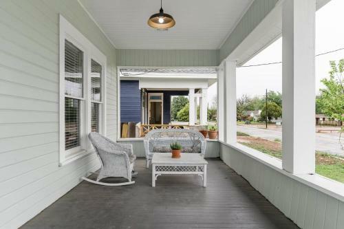Restored 1930s Uptown Bungalow 2 Min. To Magnolia