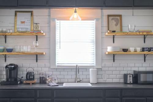 Restored 1930s Uptown Bungalow 2 Min. To Magnolia